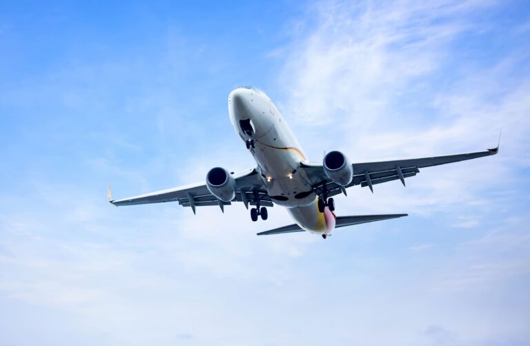 Visuel article de blog : Avion vu du bas dans un ciel dégagé